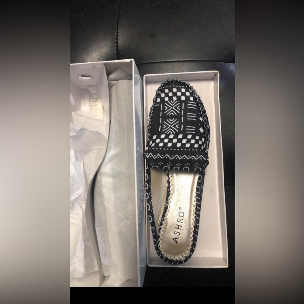 Brand new in the box ashro flat shoes
